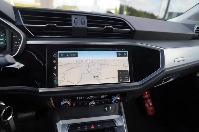 Audi Q3 view 23