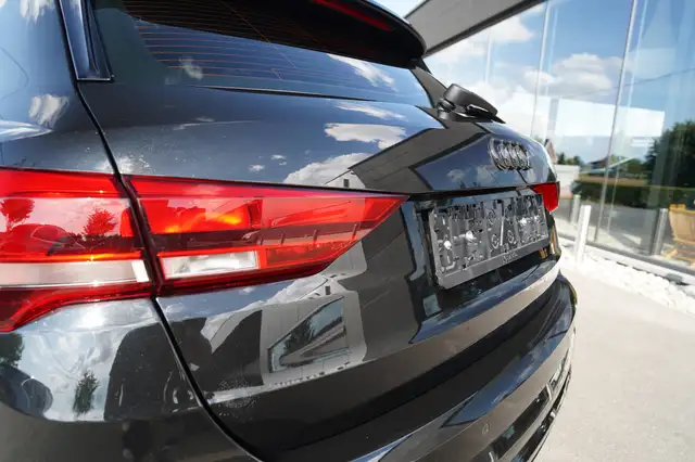 Audi Q3 view 9