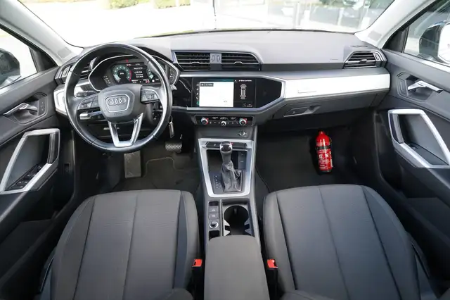 Audi Q3 view 22