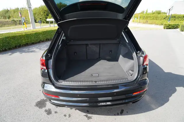 Audi Q3 view 11