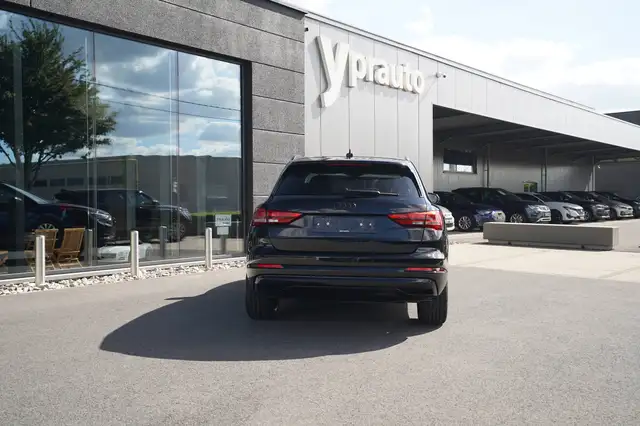 Audi Q3 view 4