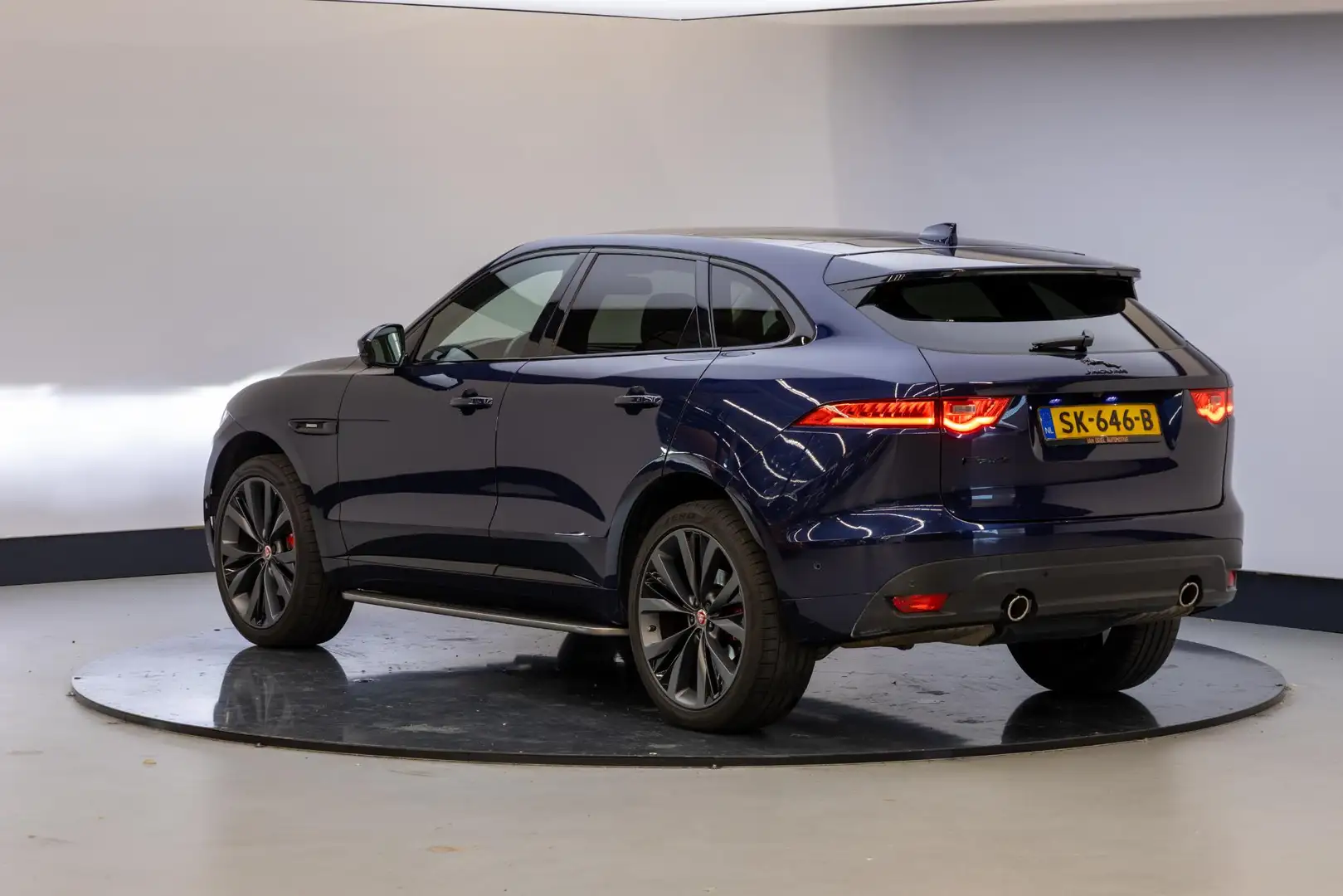 Jaguar F-Pace 2.0 Portfolio AWD 30t Синій - 2