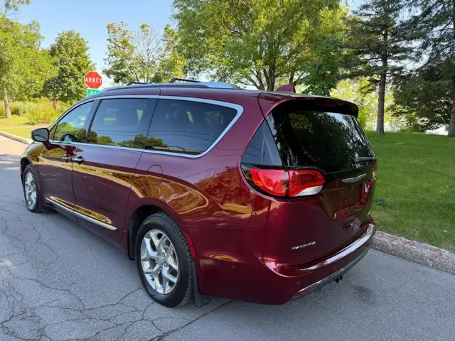 Chrysler Pacifica 2017 — photo 3