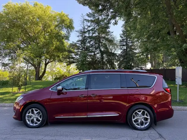 Chrysler Pacifica 2017 — photo 2