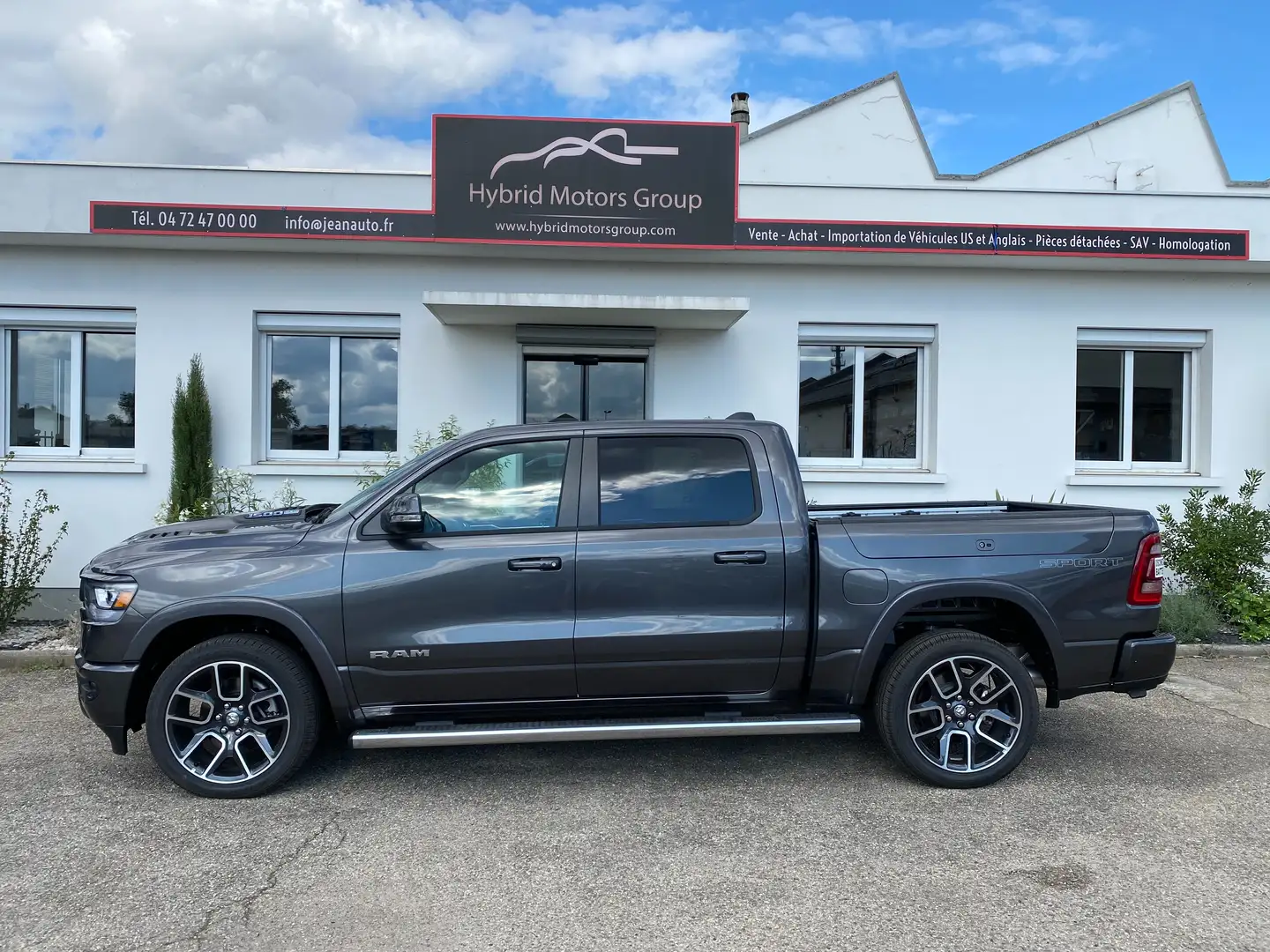 RAM 1500 SPORT LARAMIE siva - 1