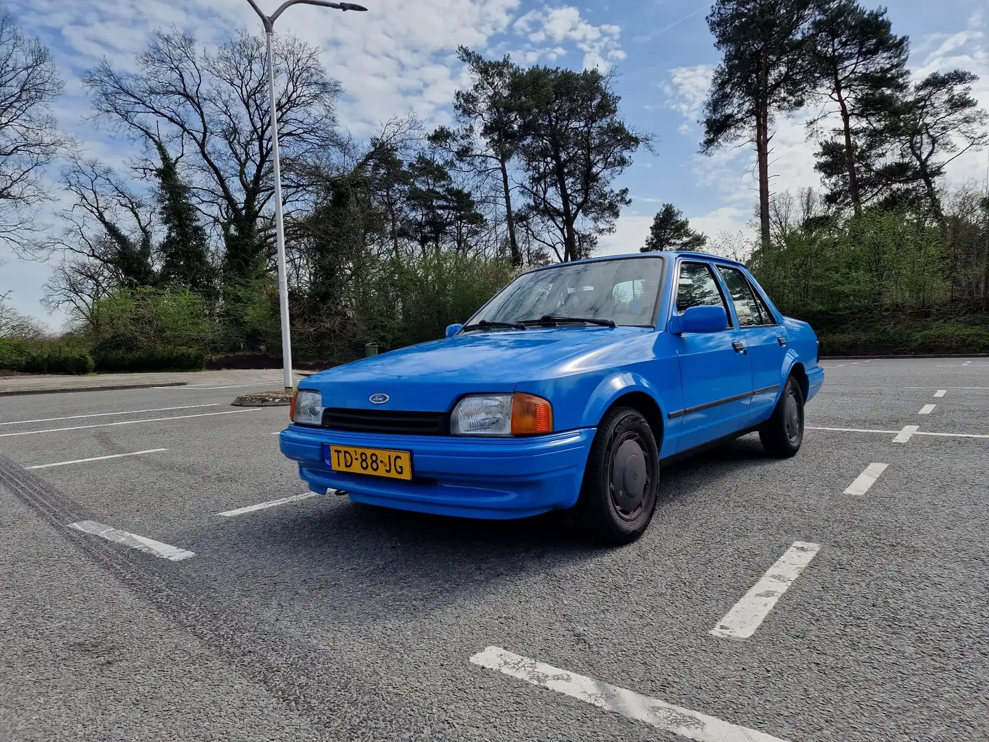 Ford Orion MK2 1.4 CL 1988 Azul - 1