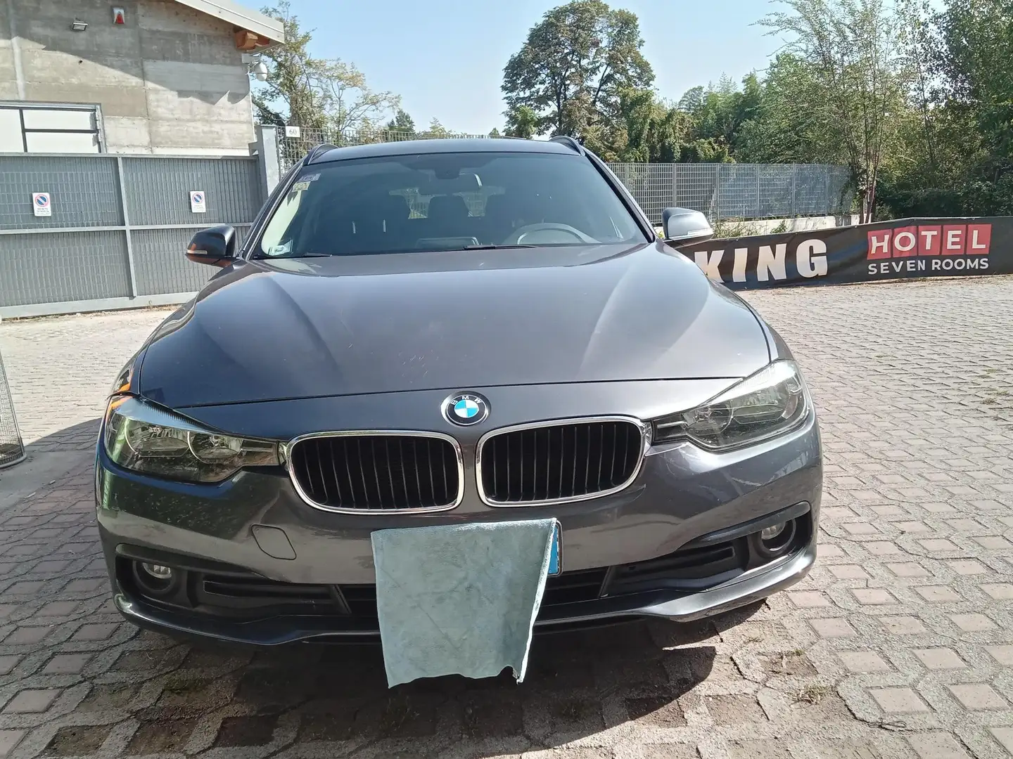 BMW 320 F31 2015 Touring 320d Xdrive Business Advantage siva - 2