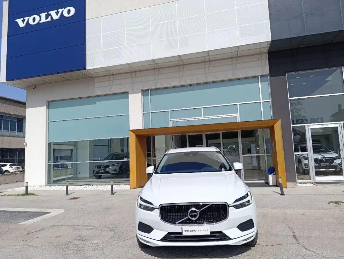 Volvo XC60 2.0 b4 Momentum Pro auto Bianco - 2