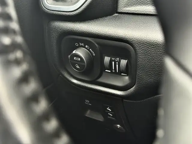 Dodge RAM Quad Cab Laramie Night LKW Ansicht 15