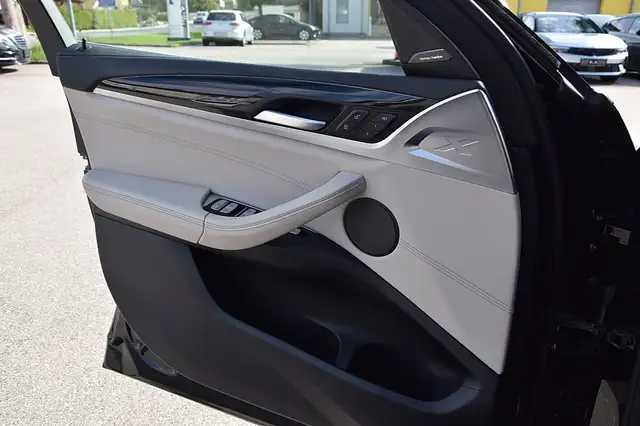 BMW X4 view 12