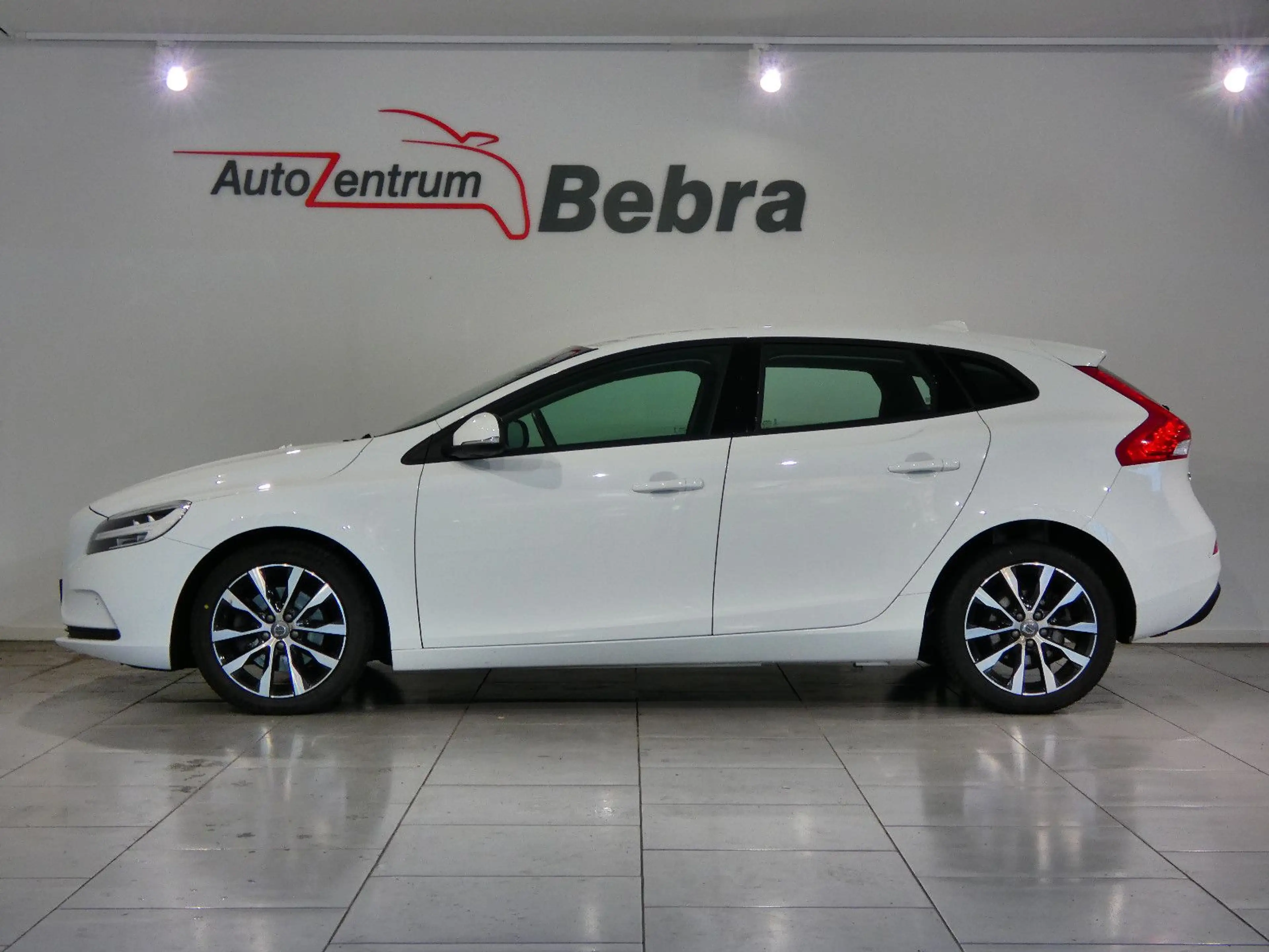 Volvo V40 Momentum LED/Navi/Kamera/Leder/SHZ/PDC/Alu — photo 5