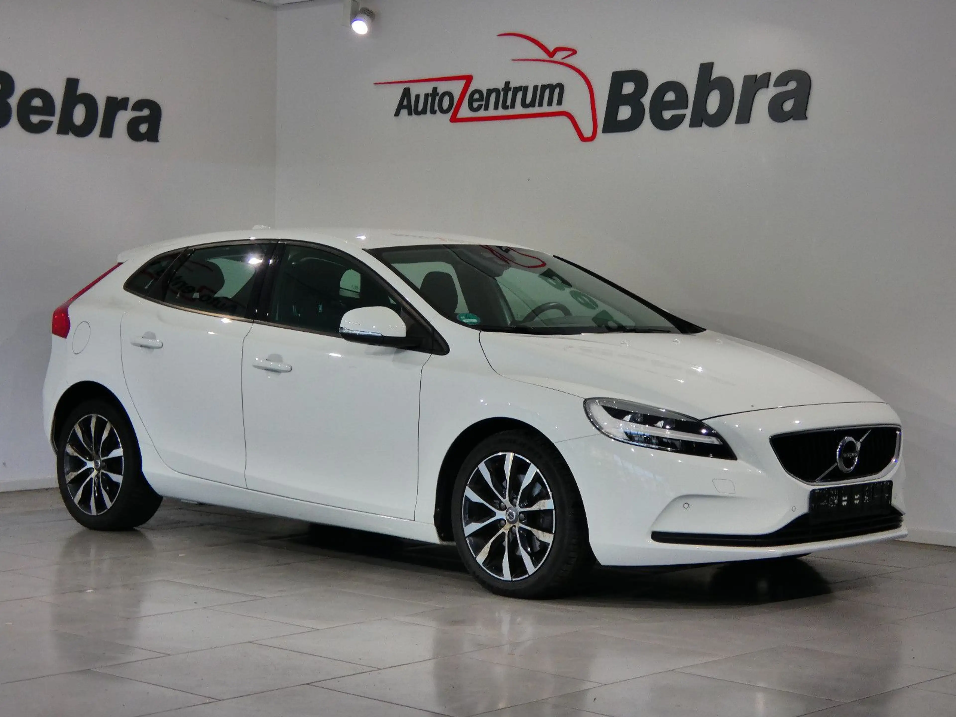 Volvo V40 Momentum LED/Navi/Kamera/Leder/SHZ/PDC/Alu — photo 3