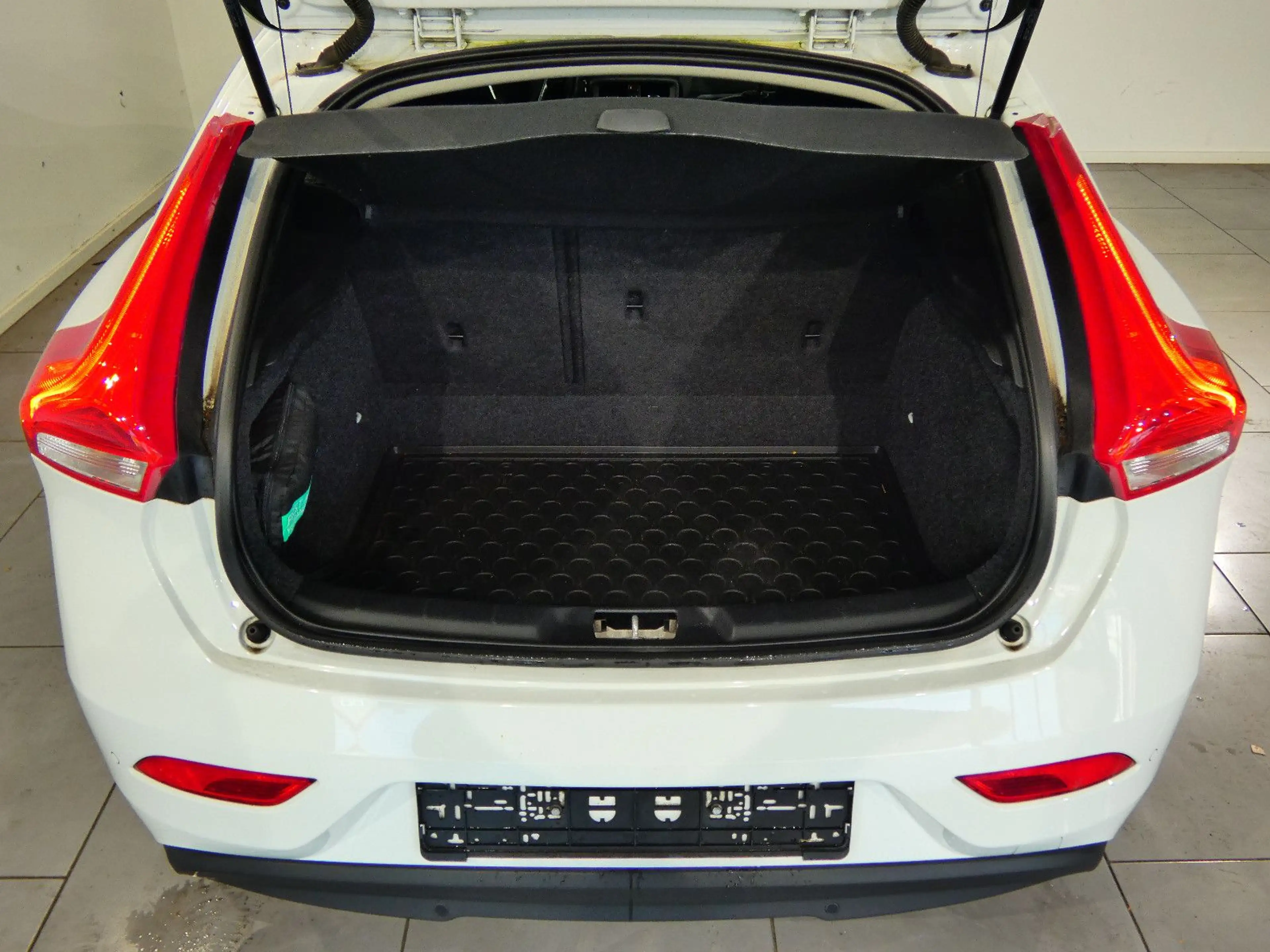 Volvo V40 Momentum LED/Navi/Kamera/Leder/SHZ/PDC/Alu — photo 9