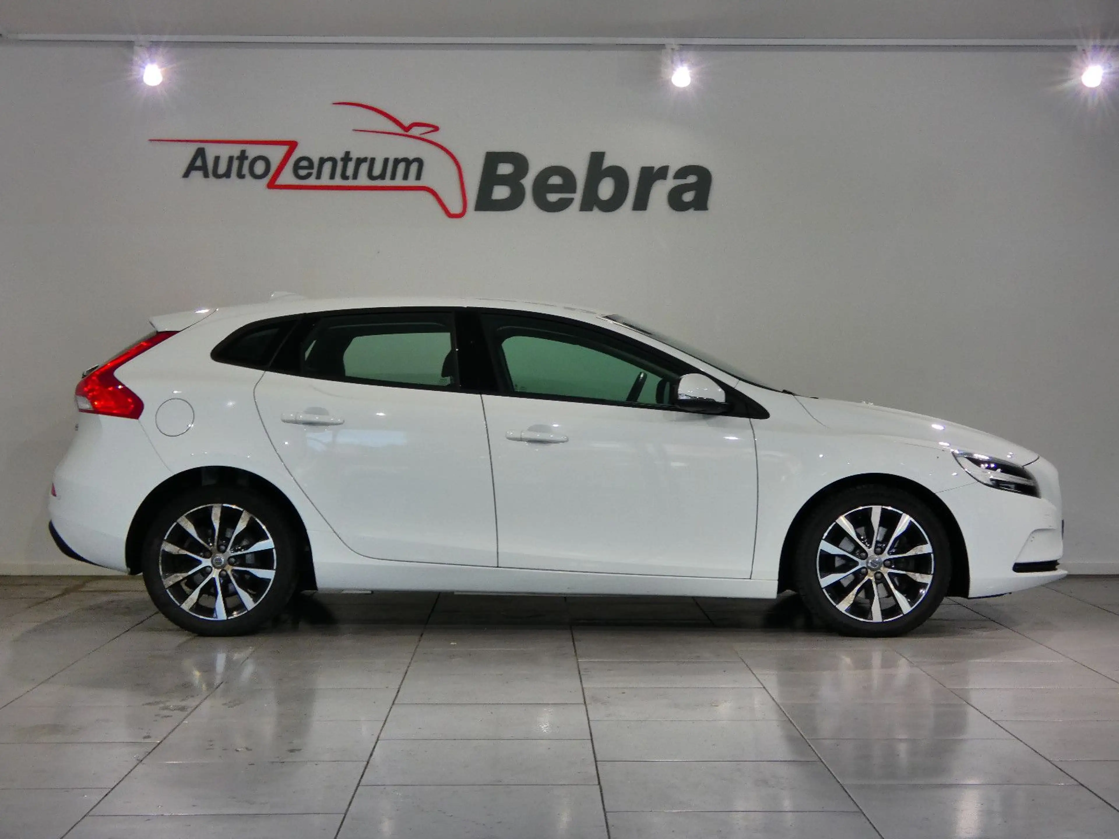 Volvo V40 Momentum LED/Navi/Kamera/Leder/SHZ/PDC/Alu — photo 4