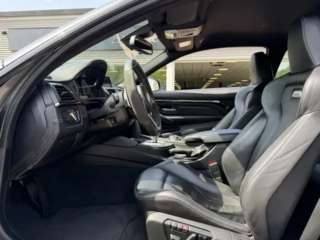 BMW M4 view 4