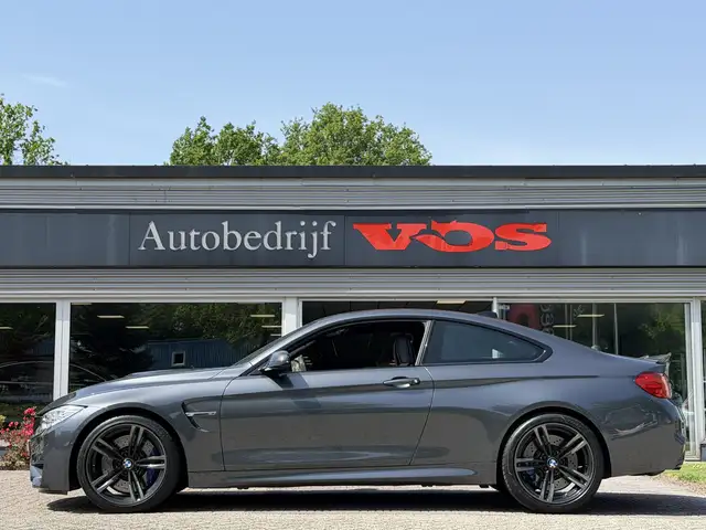 BMW M4 view 3