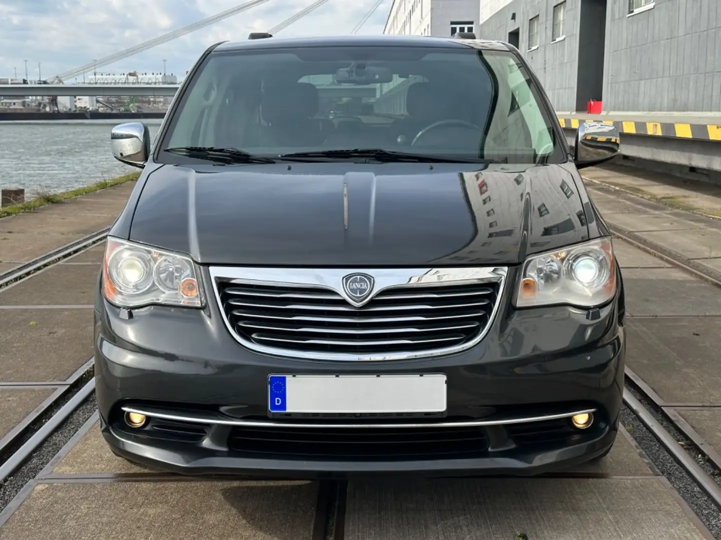 Lancia Voyager 2.8 MultiJet 16v Gold Automatik Grau - 2