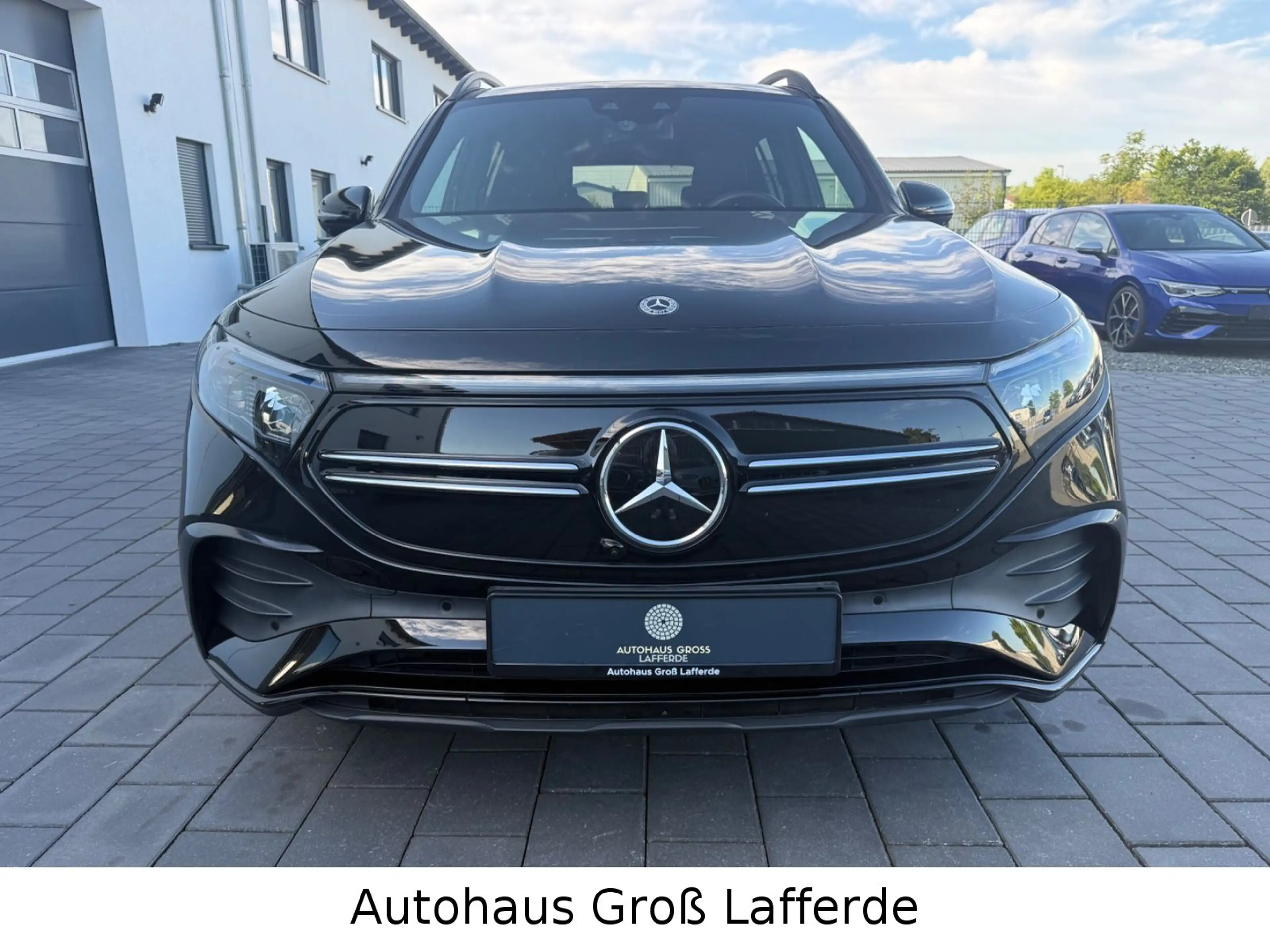 Mercedes-Benz EQB 300 4Matic AMG Line 360 Kam Ambiente Pano — photo 2