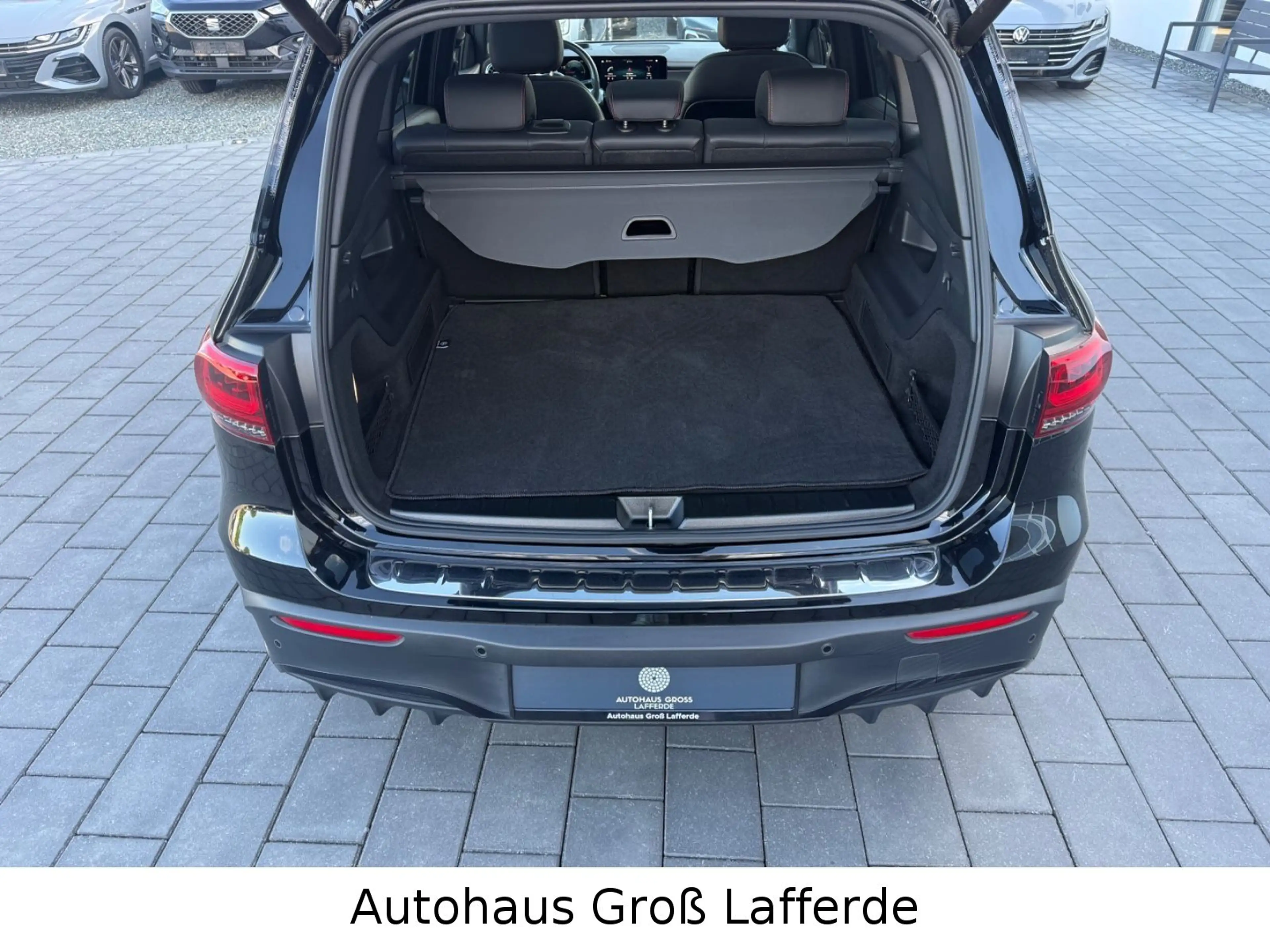 Mercedes-Benz EQB 300 4Matic AMG Line 360 Kam Ambiente Pano — photo 9