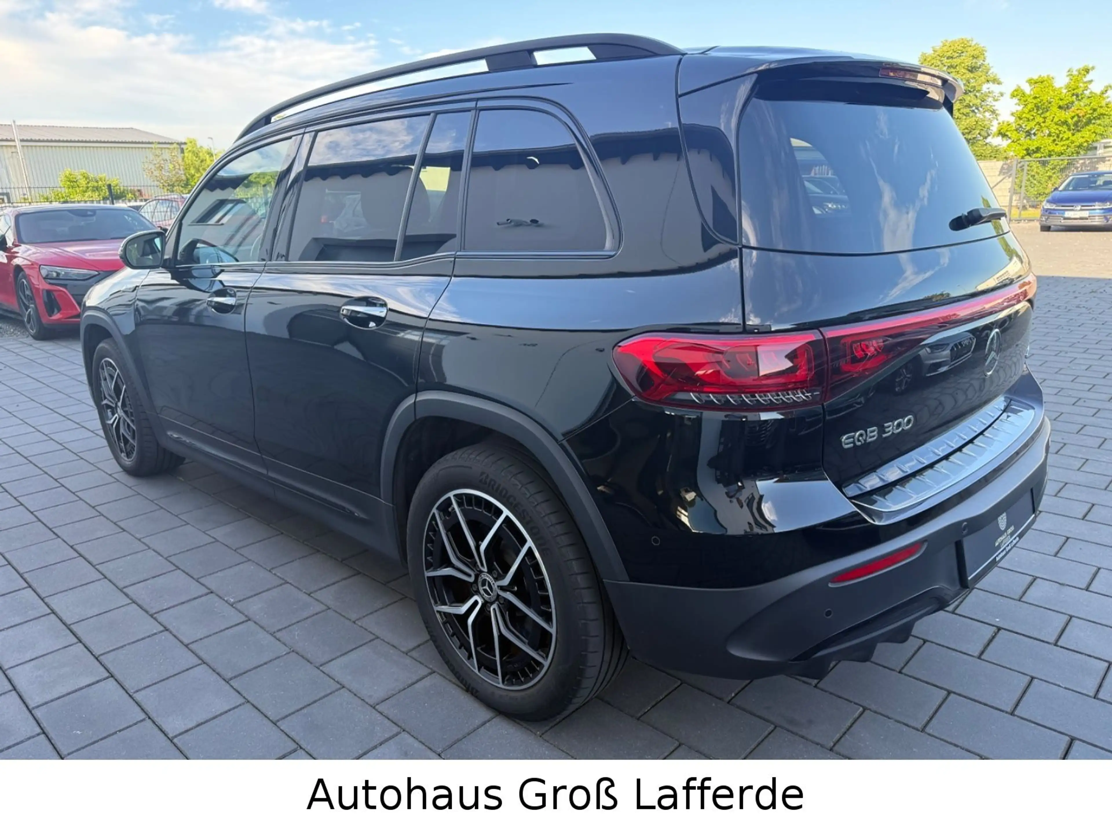 Mercedes-Benz EQB 300 4Matic AMG Line 360 Kam Ambiente Pano — photo 8