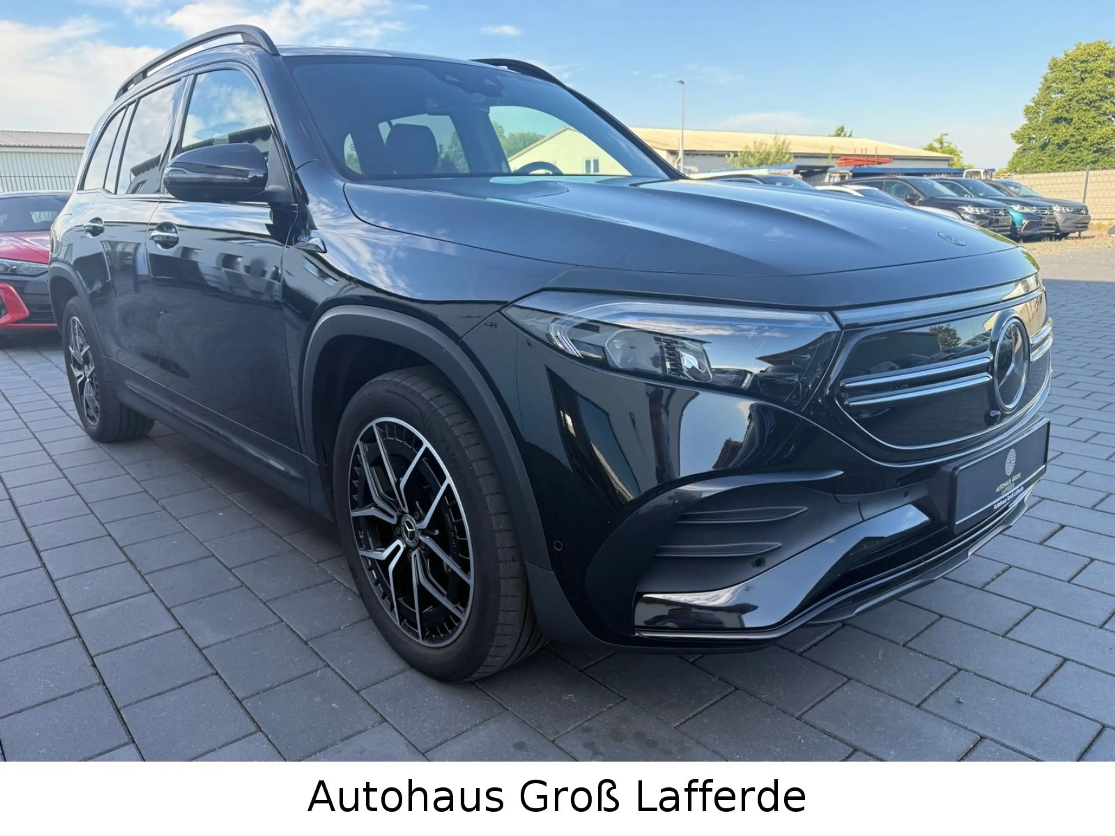 Mercedes-Benz EQB 300 4Matic AMG Line 360 Kam Ambiente Pano — photo 3