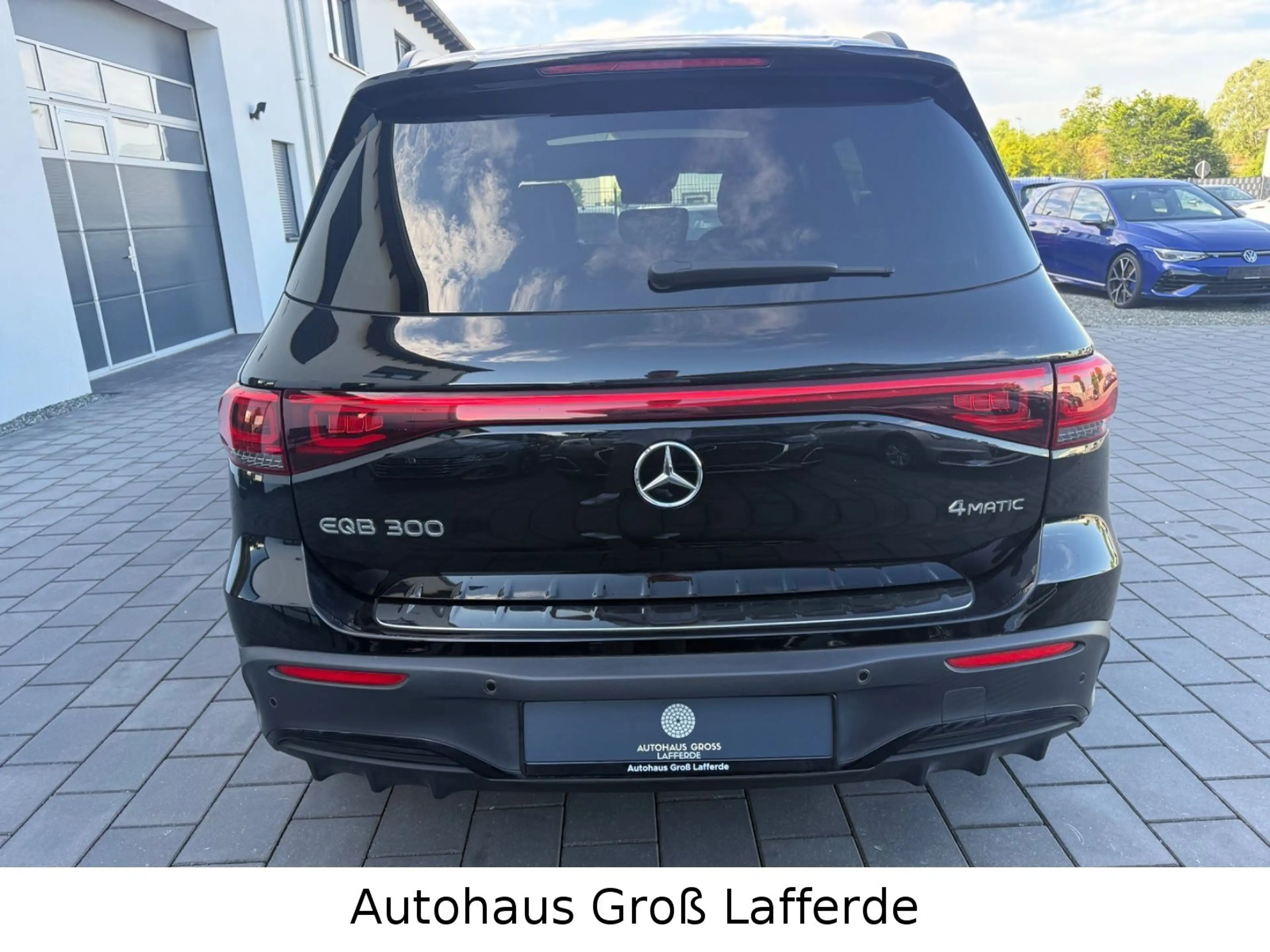 Mercedes-Benz EQB 300 4Matic AMG Line 360 Kam Ambiente Pano — photo 7