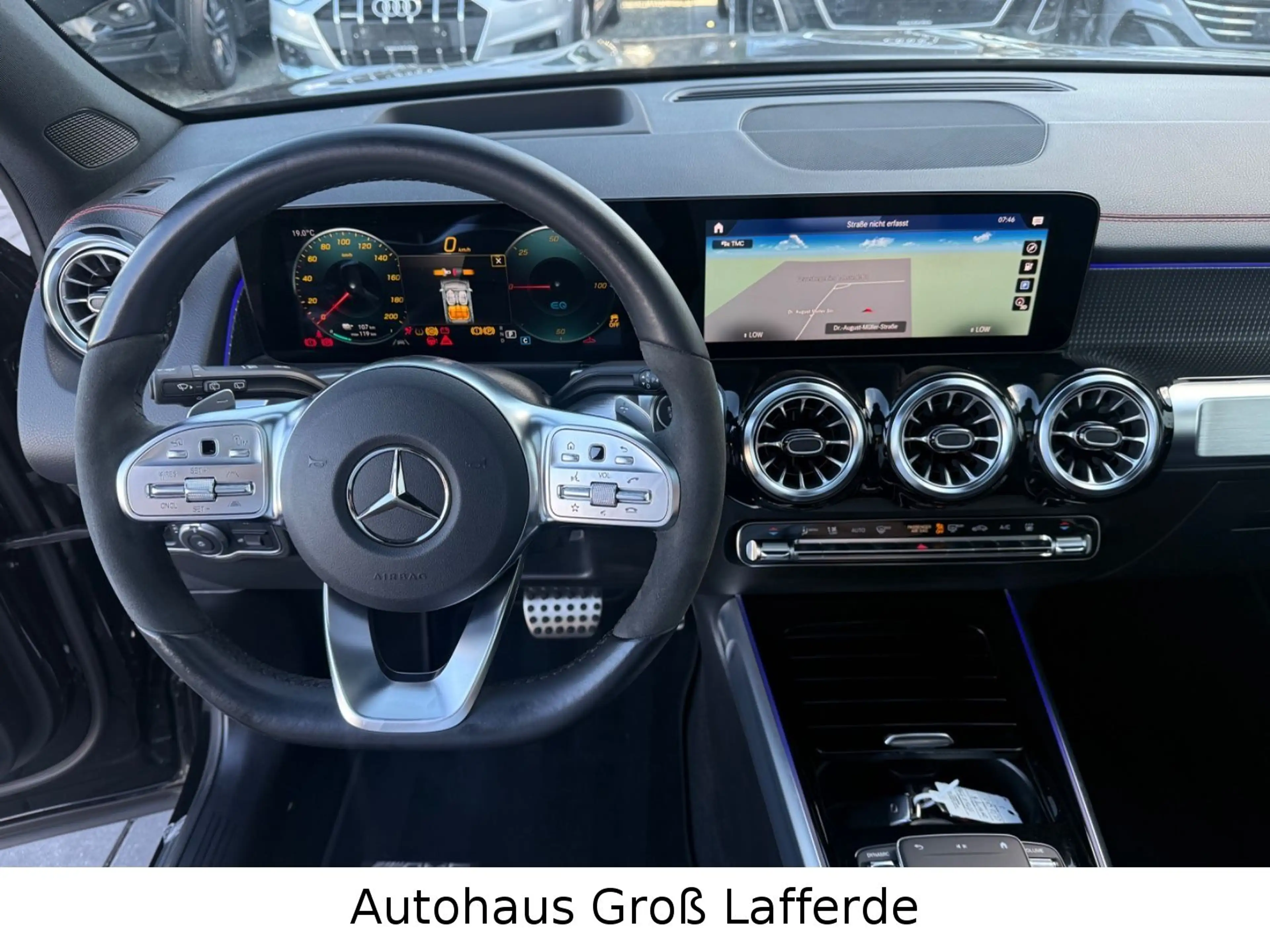 Mercedes-Benz EQB 300 4Matic AMG Line 360 Kam Ambiente Pano — photo 11