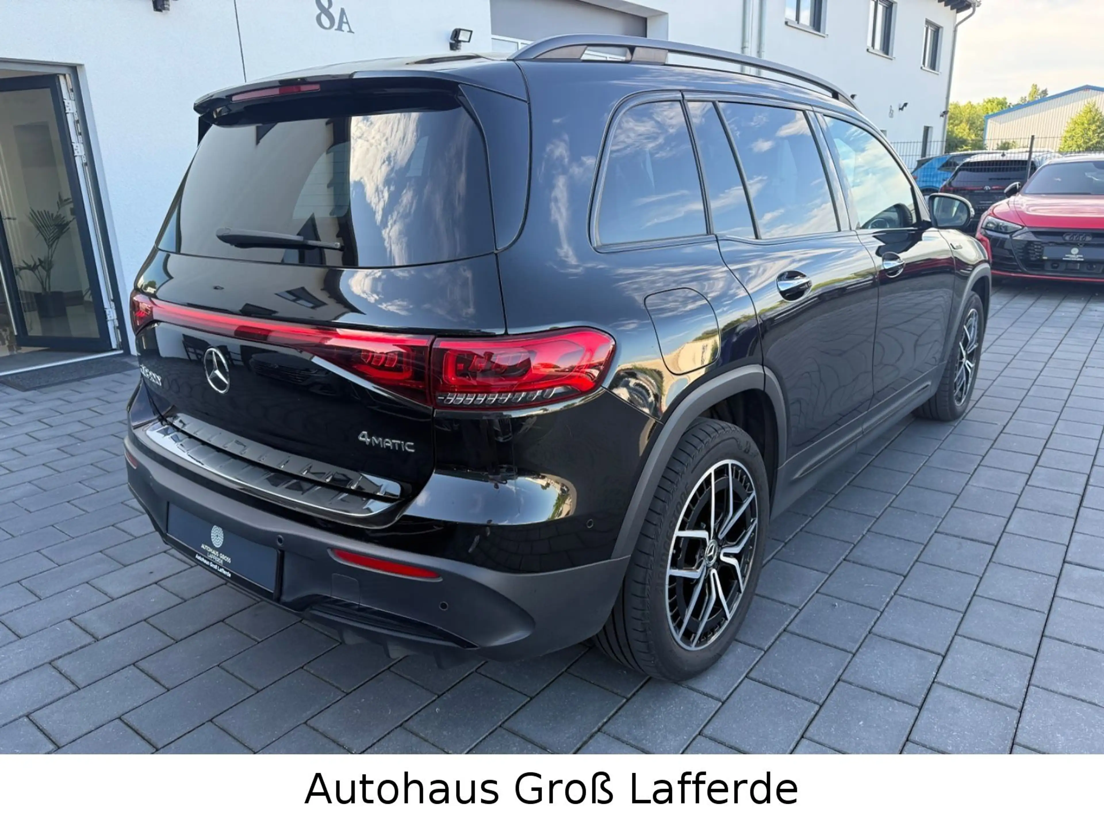 Mercedes-Benz EQB 300 4Matic AMG Line 360 Kam Ambiente Pano — photo 6