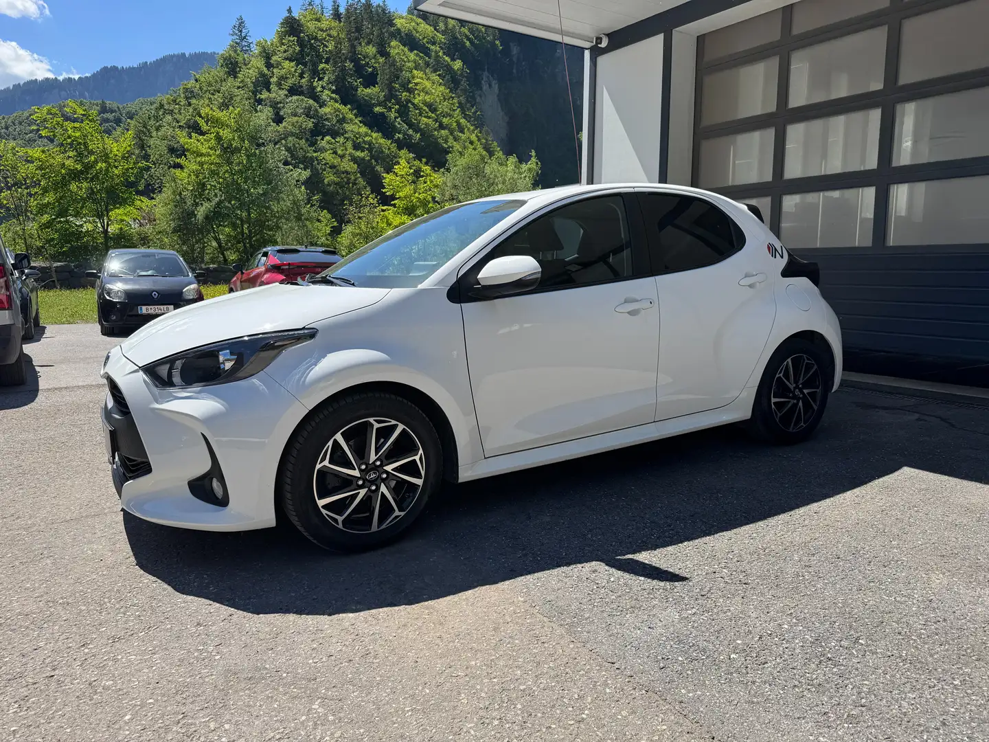 Toyota Yaris Hybrid Active Drive Weiß - 1
