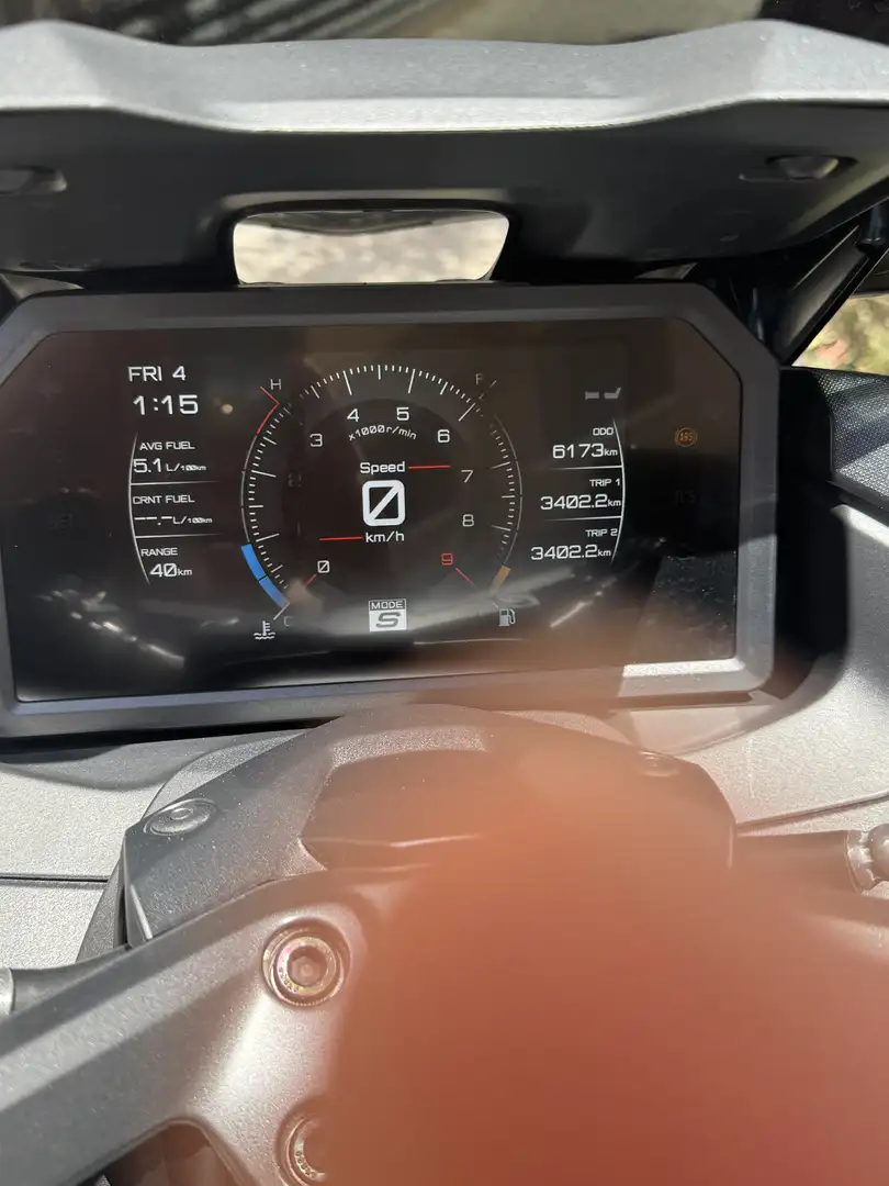 Yamaha TMAX 560 Cupula corta, porta matrículas y escape termignon - 1