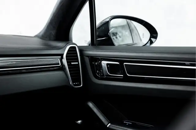 Porsche Cayenne view 27