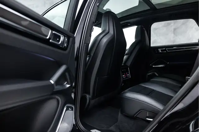 Porsche Cayenne view 11