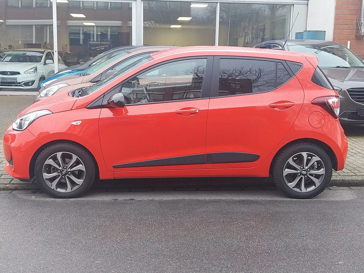 Hyundai i10 Passion + Sitzhzg, PDC, Privacy, Klima, Zierleist. Rosso - 2