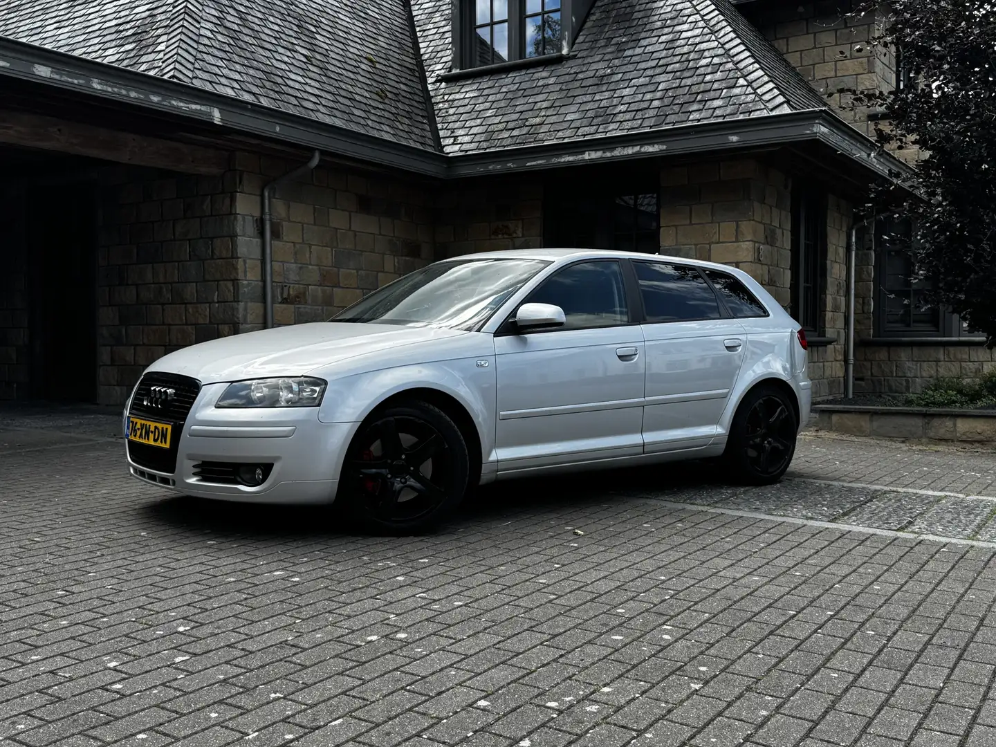 Audi A3 2.0 TFSI Attr. PL B (MET 14 MAANDEN APK!) Grijs - 2