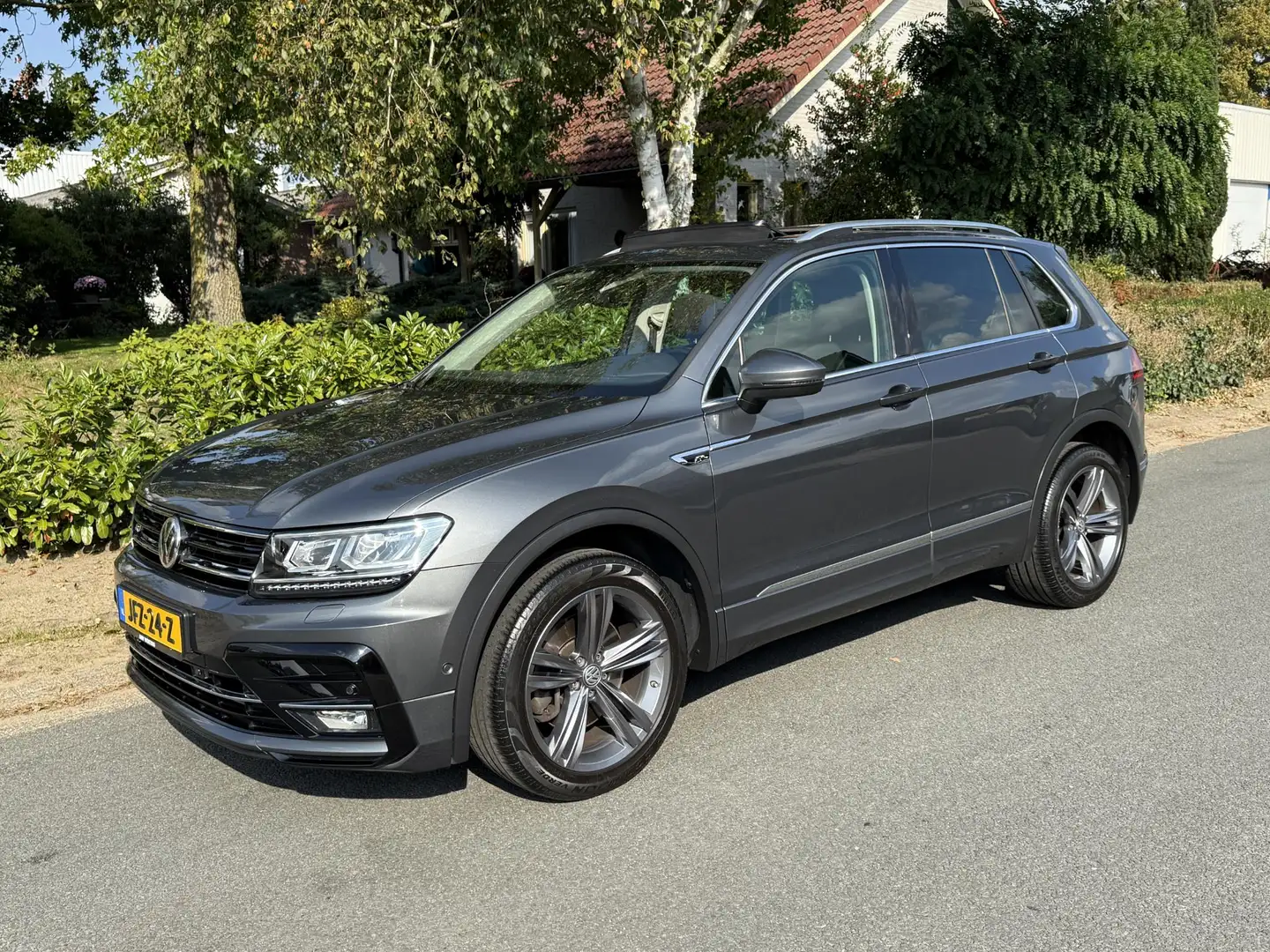 Volkswagen Tiguan 2.0 TSI 4Motion R-Line 180PK DSG•Pano•Trekhaak Grau - 1