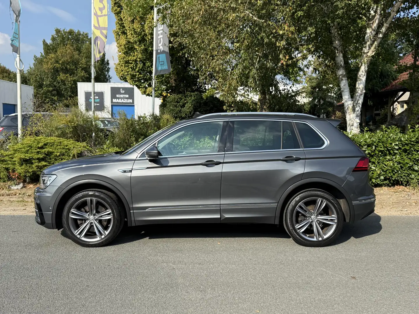 Volkswagen Tiguan 2.0 TSI 4Motion R-Line 180PK DSG•Pano•Trekhaak Gris - 2