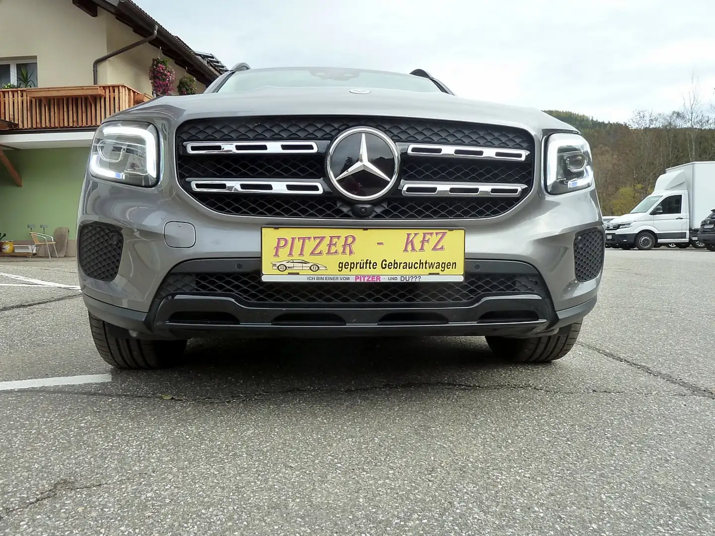 Mercedes-Benz GLB 220 d 4MATIC Aut. Grijs - 1