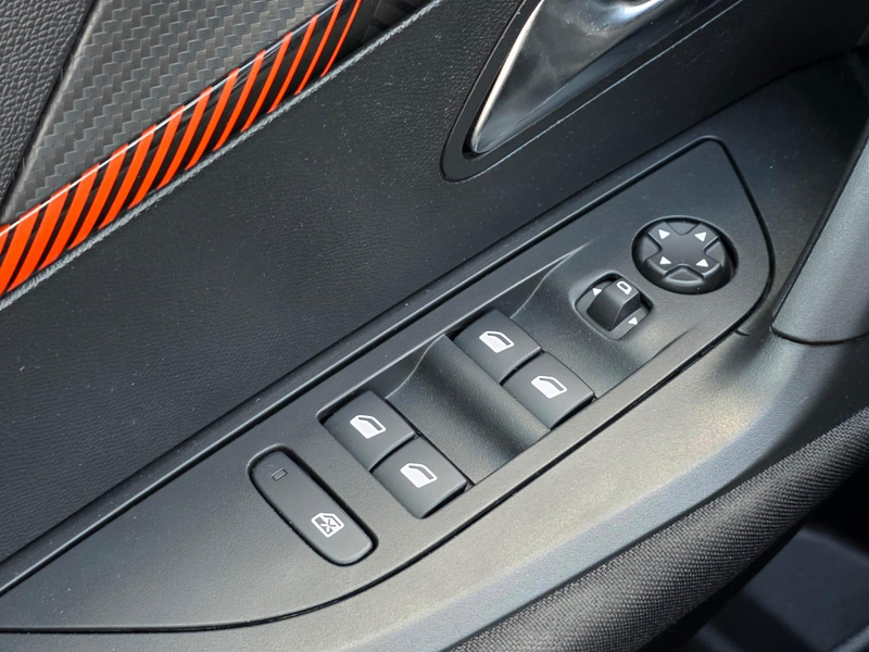 Peugeot e-2008 EV Active 50 kWh Carplay / Android Auto | Climate — photo 11