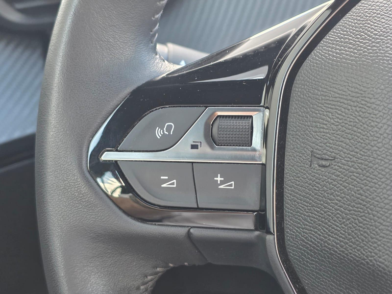 Peugeot e-2008 EV Active 50 kWh Carplay / Android Auto | Climate — photo 13