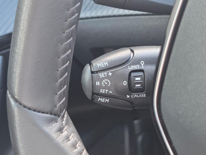 Peugeot e-2008 EV Active 50 kWh Carplay / Android Auto | Climate — photo 15