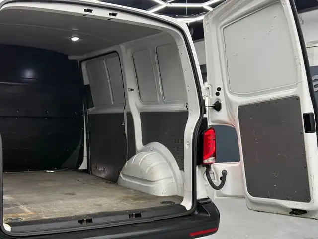 Volkswagen Transporter view 11