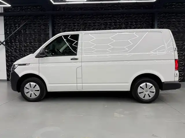 Volkswagen Transporter view 4