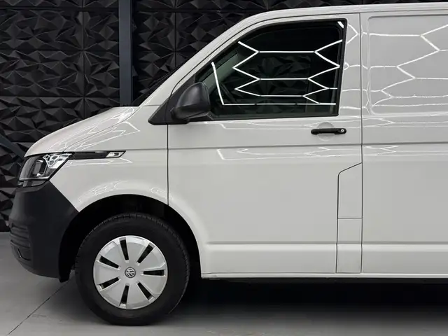 Volkswagen Transporter view 5