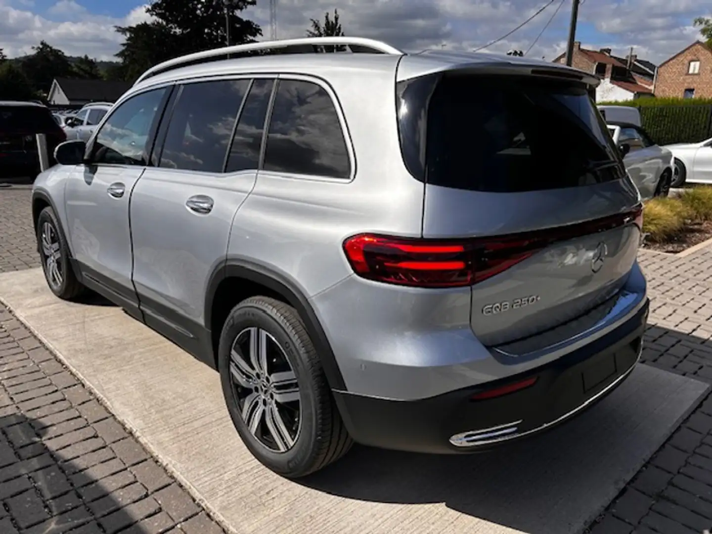 Mercedes-Benz EQB 250 250 + Luxury Line - SAGA Huy (+32 85 23 69 00) Grijs - 2