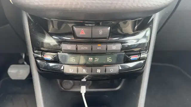 Peugeot 208 view 13