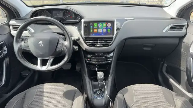Peugeot 208 view 11