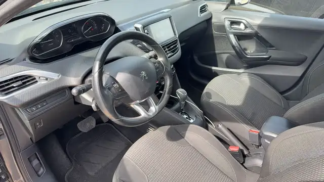 Peugeot 208 view 8