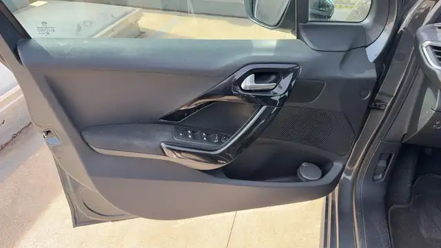 Peugeot 208 view 7
