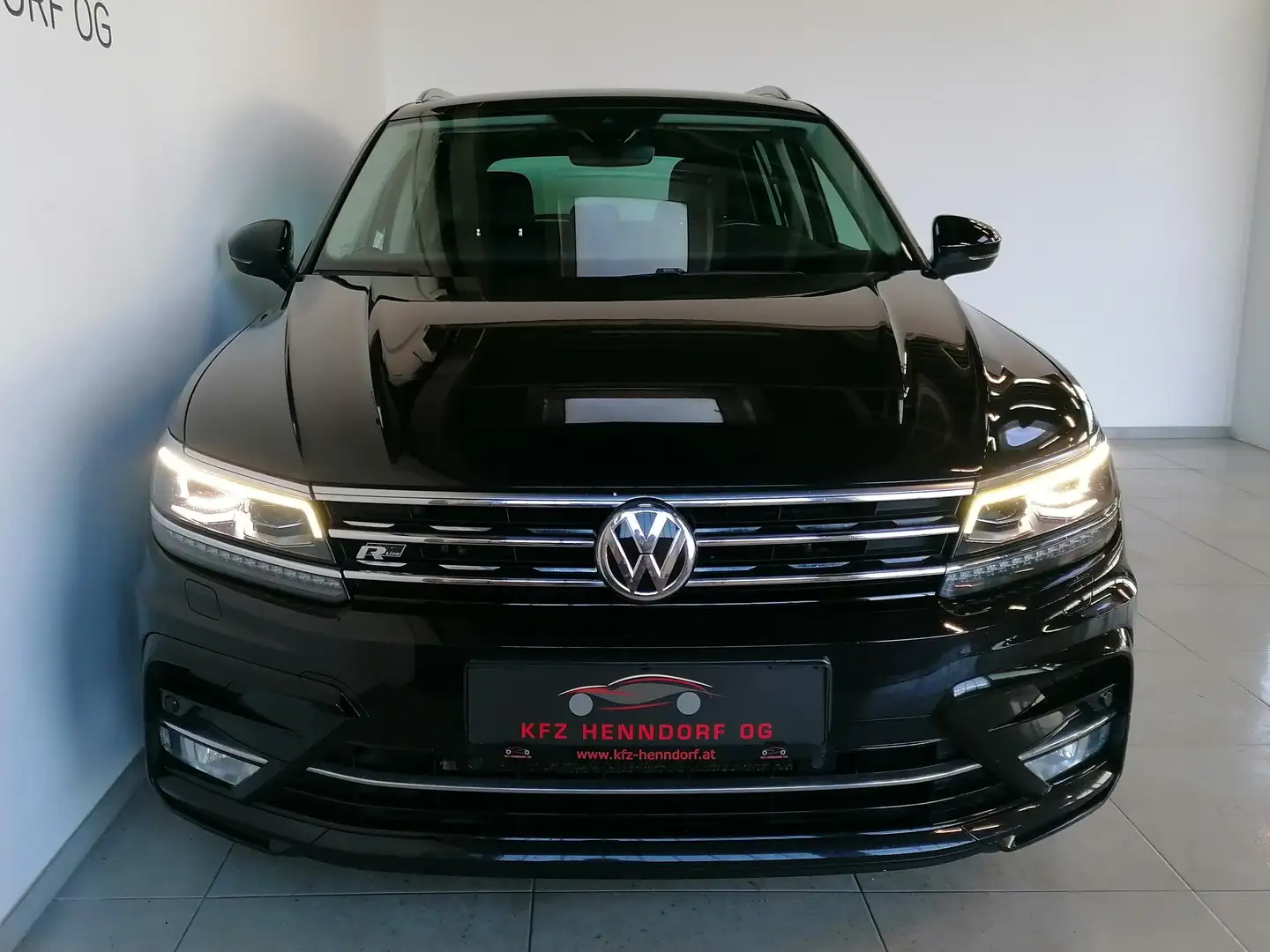 Volkswagen Tiguan 2,0 TDI SCR R-Line DSG ab € 310 / Monat Schwarz - 2