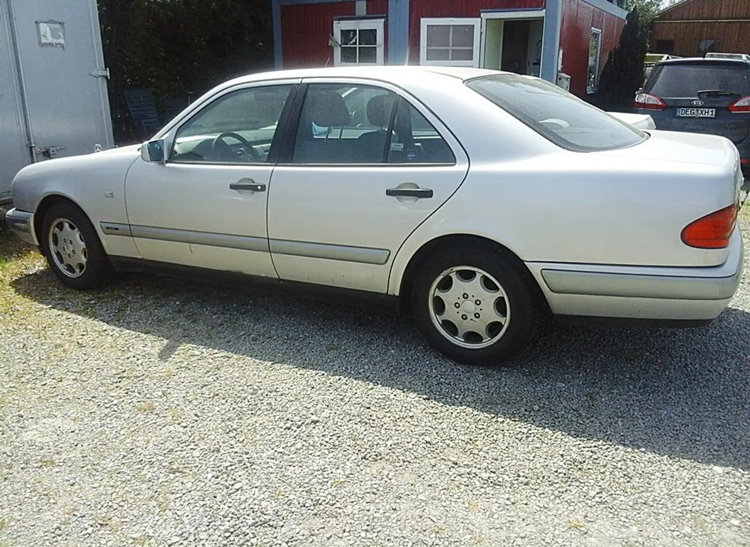 Mercedes-Benz E 200 Automatik CLASSIC/ Alu+Klima+Tempomat+met/o.TÜV Silber - 1